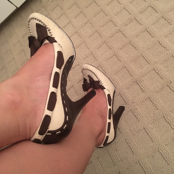 BCBG MAXAZRIA LEATHER PUMPS - Picture 7 of 8